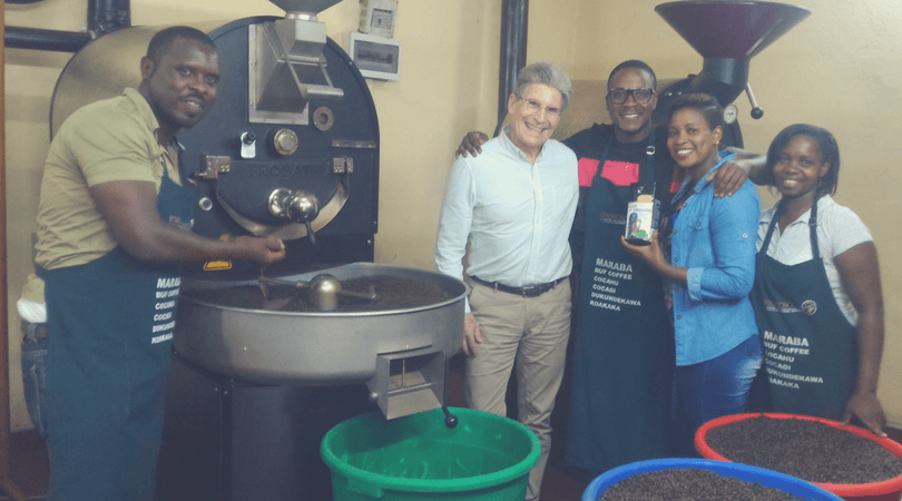 Dr. Tim Schilling von World Coffee Research stattete Rwashoscco bei der letzten Röstung einen Besuch ab
