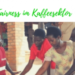 Männer und Frauen aus der ruandischen Kaffeekooperative Musasa sortieren Kaffeekirschen aus