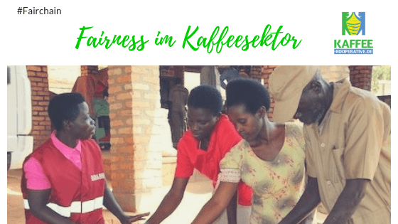 Männer und Frauen aus der ruandischen Kaffeekooperative Musasa sortieren Kaffeekirschen aus