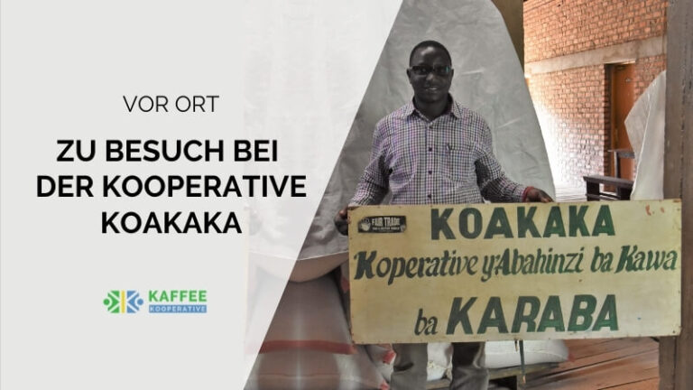 Mann aus Ruanda hält Schild der Kaffee-Kooperative Koakaka