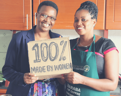 Angelique Eugine von Kooperative aus Ruanda mit Schild "100% made by Women"