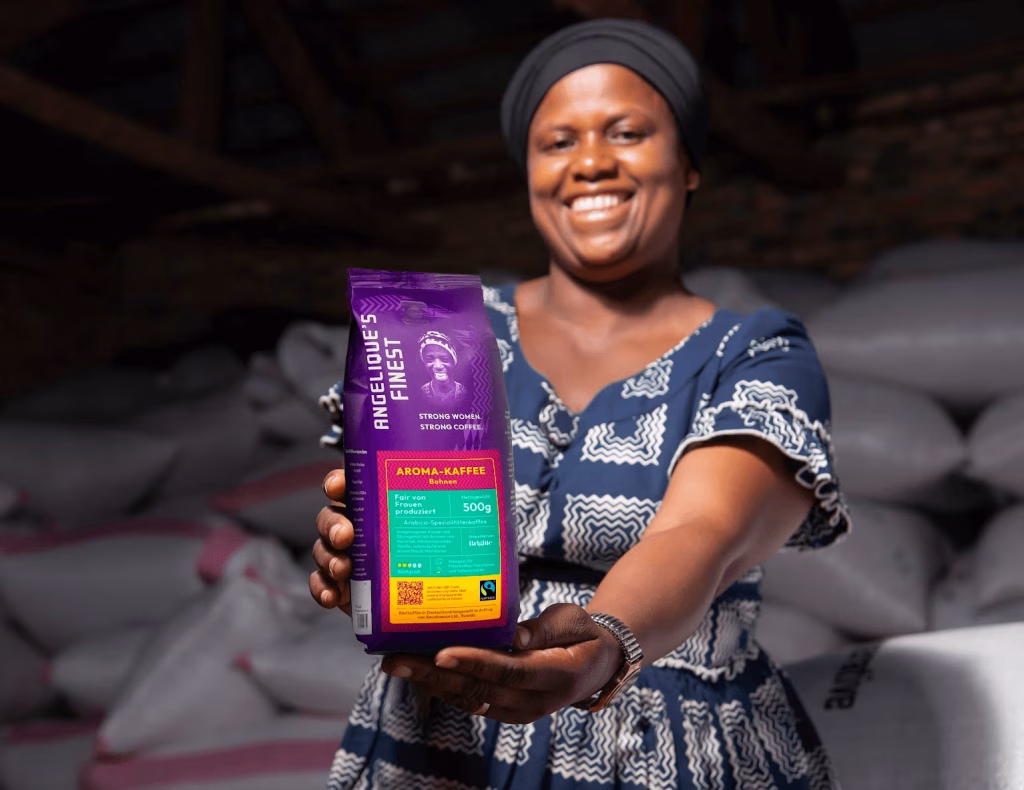 Angeliques Finest Kaffee in den Händen der Frau der Kaffeerevolution