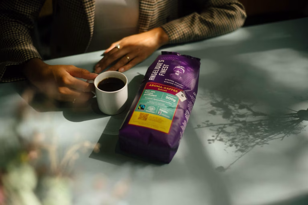 Kaffee in Tasse mit Verpackung Angeliques Finest Kaffee